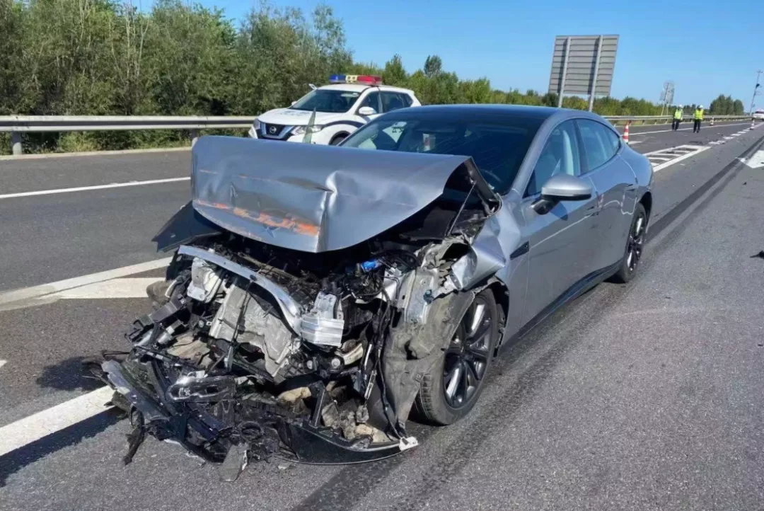 小鹏P7高速追尾挂车 碰撞前无减速迹象